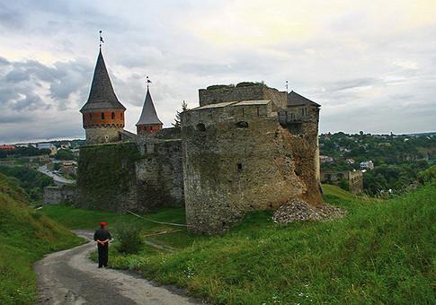 Справа видны остатки земляных укреплений Нового замка. Фото: istpravda.com.ua