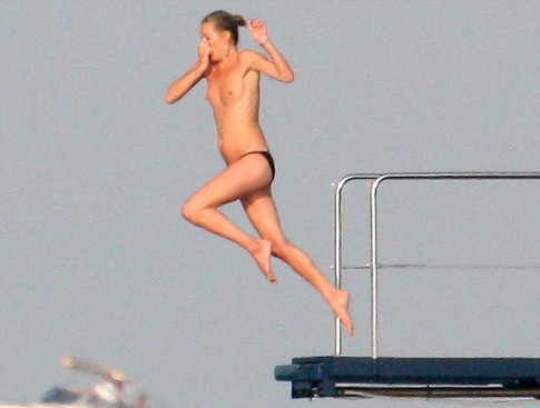 Кейт Мосс не стесняется развлекаться полуголой. Фото Daily Mail