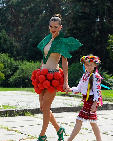 Олеся Стефанко выступил на конкурсе "Мисс Вселенная" в костюме калины. Фото Дуся