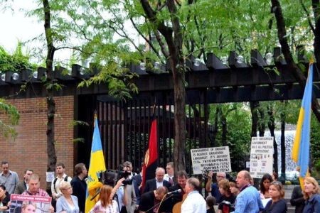 В Нью-Йорке около 30 представителей диаспоры пикетируют представительство Украины при ООН, фото Олега Медведева. 