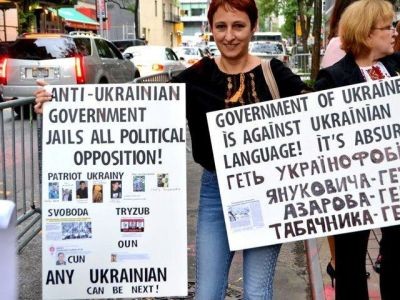В Нью-Йорке около 30 представителей диаспоры пикетируют представительство Украины при ООН, фото Олега Медведева. 