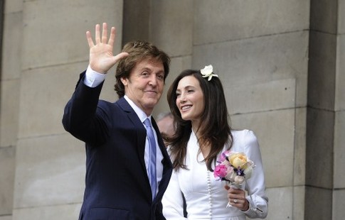 Сэр Пол Маккартни в воскресенье женился на американке Нэнси Шевел, фото AFP
