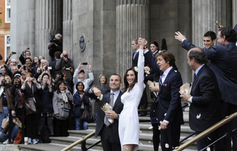 Сэр Пол Маккартни в воскресенье женился на американке Нэнси Шевел, фото AFP