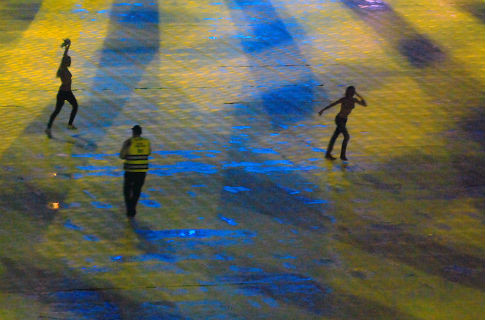 Во время открытия "Олимпийского" на поле выбежали голые активистки. Фото пресс-службы FEMEN