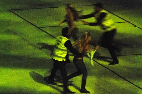 Во время открытия "Олимпийского" на поле выбежали голые активистки. Фото пресс-службы FEMEN