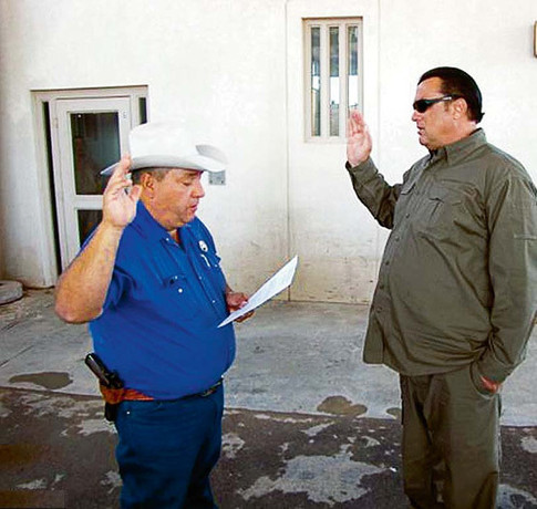 Стивен Сигал стал помощником шерифа. Фото с сайта eg.ru