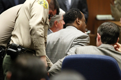 Присяжные признали личного врача Майкла Джексона виновным в его смерти, фото AFP