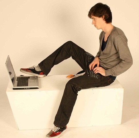 Голландские дизайнеры создали джинсыс клавиатурой, мышкой и наушниками. Фото Daily Mail