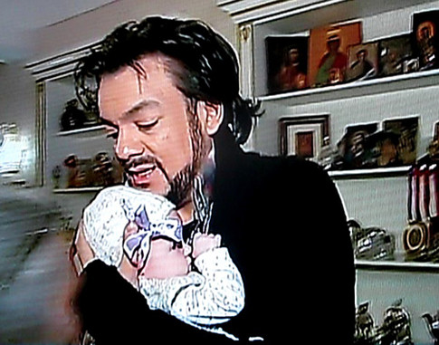 Филипп Киркоров показал трехмесячную дочь. Фото Первого канала