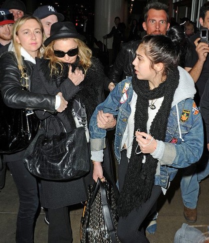 Папарацци довели дочь Мадонны до истерики. Фото ONDT
