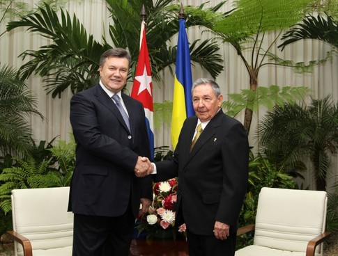 Во время визита на Кубу осенью 2011 года Янукович встречался и с Раулем Кастро. Фото пресс-службы президента