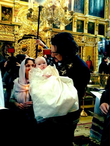 Киркоров крестил свою дочь. Фото из Твиттера В. Юдашкина