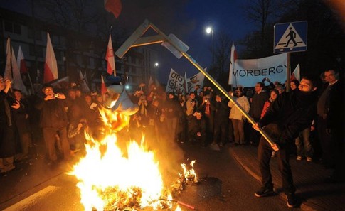 В Варшаве демонстранты сожгли чучело Владимира Путина