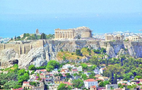 Вид на Акрополь с горы Ликавитос. Строить здания выше него в Афинах запрещено. Фото: Е. Токарчук