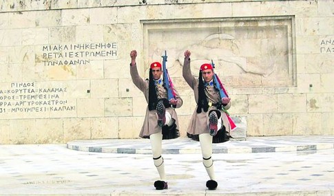 Два метра красоты. В эвзоны, которые несут почетный караул у стен парламента, берут ребят не ниже 1,87 м. Фото: Е. Токарчук