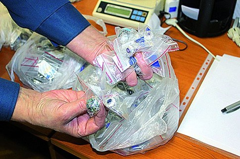 Украинец пытался провезти в чемодане 8869 серебряных украшений