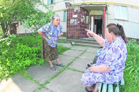 Активистки. Гид баба Аня (слева) и баба Нина обсуждают, какой участок на Орбите  больше понравится нашему президенту. Фото: А. Яремчук