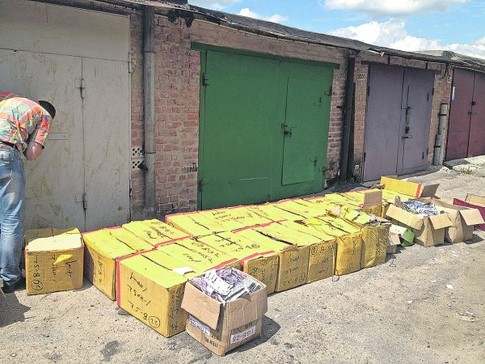 На складе. В таких условиях хранили больше 11 тысяч блистеров с капсулами для похудения. Фото УБОП Киева