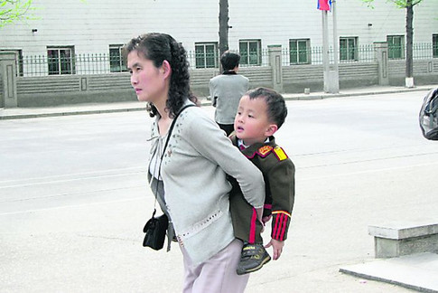 Последний писк детской моды — ребенок одет в форму офицера армии КНДР. Фото: А. Сибирцев