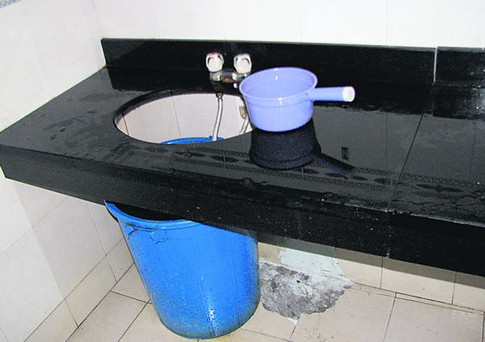 Удобств нет. В туалетах КНДР нет воды из-за экономии. Фото: А. Сибирцев