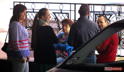 Андрес Иньеста общался с родными на стоянке отеля. Фото lifenews.ru