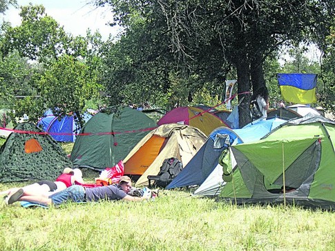 Место под палатку на три дня стоило поклонникам 300 грн. Фото: А. Школьная