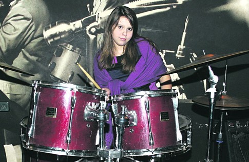 Диана Зиброва. Попробовала играть на барабанах на своем дне рождения