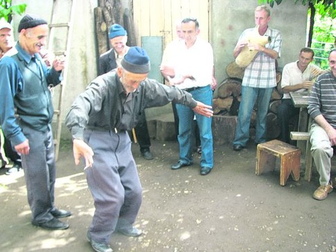Встреча гостей. 100-летний Маммия всегда танцует первым