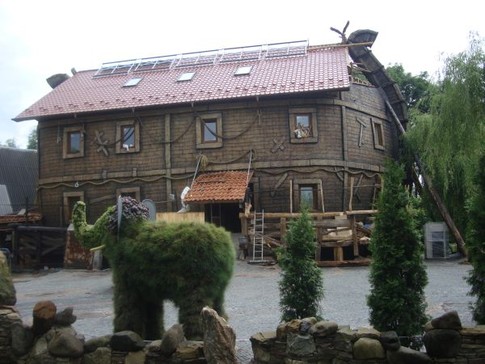 Ковчег. Залы корабля-ресторан украшены окаменевшим деревом, найденным в одной из шахт львовской области