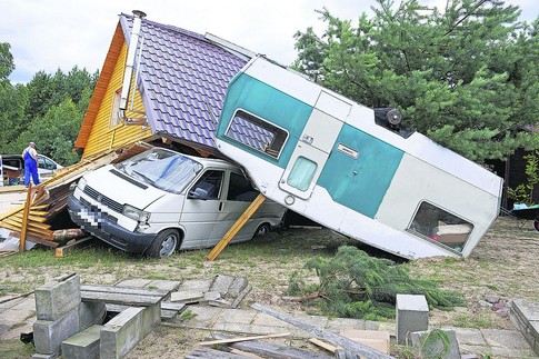 Торнадо. Разрушены сотни домов на северо-западе Польши, один человек погиб, десятерых увезли в больницу. Фото AFP