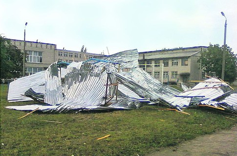 Канев. В городе много поврежденных зданий — без крыш и окон остались больница и интернат. Фото red-forum.com