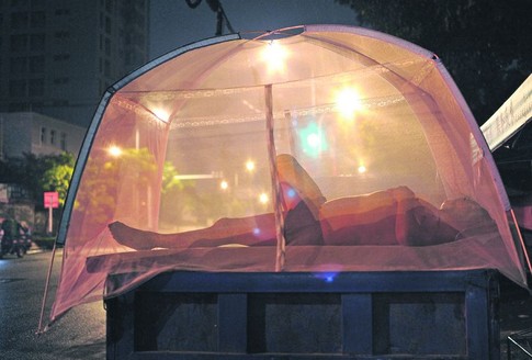 В палатке. Вот так китайцы справляются с ночной духотой. Фото AFP