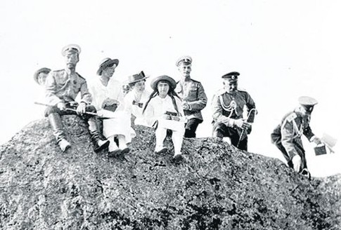 В отличной спортивной форме. Николай II забрался на вершину в Крыму вместе с дочерьми и охраной