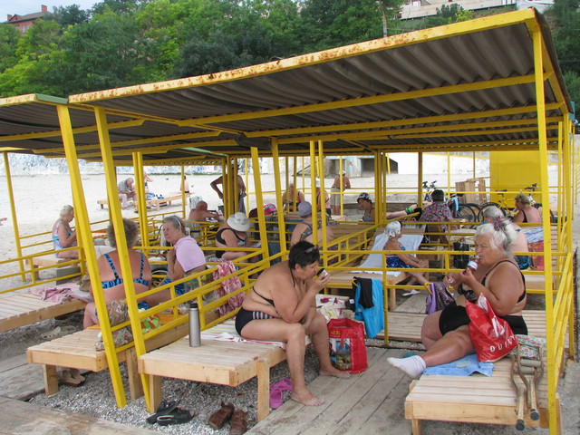 Пляж для инвалидов заполнен отдыхающими 