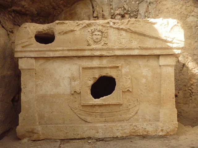 Саркофаг в древнем городе Олимпос