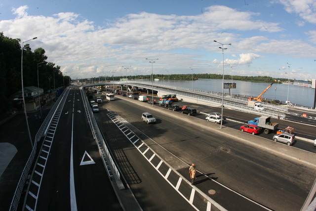 На самом же деле эстакада строилась для того, чтобы облегчить жизнь киевлянам, которые едут с левого берега в центр столицы по мосту Метро.