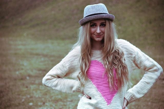 Катя – один из первых видеоблоггеров в Украине. Фанаты о ней пишут, что Глоба веселая и талантливая девушка. Главным в жизни считает саморазвитие. В людях ценит доброту и честность. Глоба любит разные развлекательные шоу и сериалы, среди которых 
