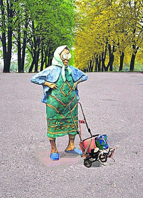 На днях возле Днепровского районного загса установили бронзовую скульптуру 