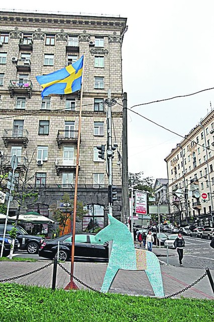 На этой неделе на углу ул. Прорезная и Пушкинская появилась новая мозаичная скульптура Константина Скритуцкого — желто-голубая лошадь. Автор сделал ее в память о шведских болельщиках, которые побывали в Киеве на Евро-2012. 