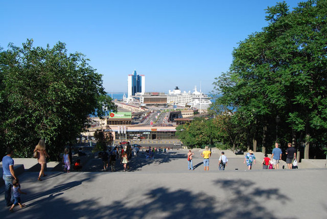 Современная лестница и Одесский порт  