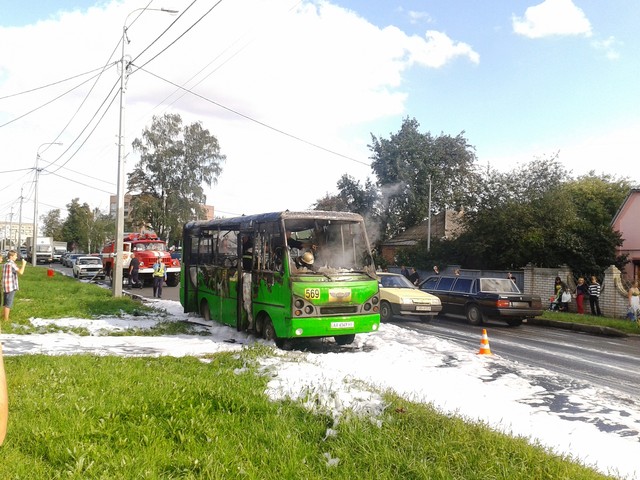 Автобус пылал в районе поселка Жуковского. Фото:  Д.Дорошенко