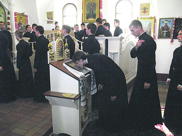 В академии. 1 сентября будущие священники молились и убирали. Фото: Н. Мамчур<br />
