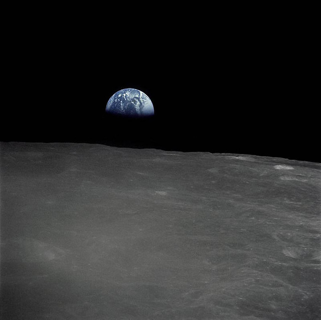 Восход Земли, вид с темной стороны Луны. Фотография с борта 