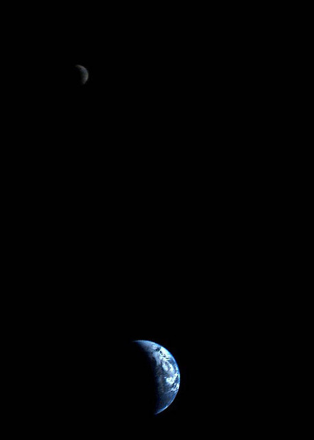 Первый снимок Земли и Луны в одном кадре. Был сделан аппаратом 