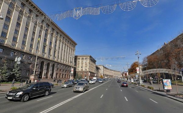 Какая улица является самой широкой в Украине — единого мнения нет. Но за это звание может посоревноваться столичный Крещатик, ширина которого составляет 75 метров, из которых по 14 метров занимают тротуары.