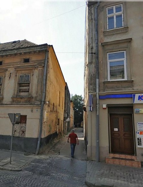 Самая узкая улица Украины так и называется — Узкая, ее ширина — всего 3 метра. А находится она во Львове (отходит на юг от начала улицы Лычаковской). Улица довольно длинная, около 100 метров, а заканчивается тупиком. Большинство зданий здесь старые и обшарпанные.