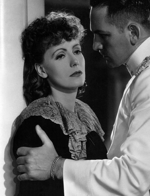 Грета Гарбо, дважды Каренина. Актриса играла героиню романа в 1927 и 1935 годах.
