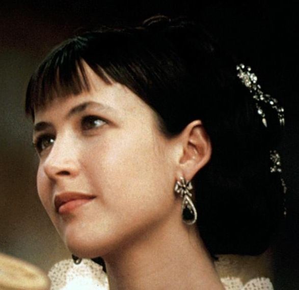 Софи Марсо, самая эротичная (1997). Многим запомнилась ее постельная сцена с Вронским-Бином.