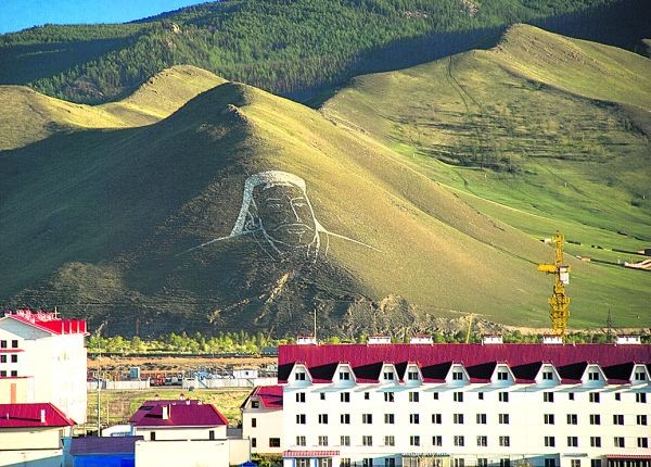Улаанбаатар. Портрет Чингисхана на горном склоне