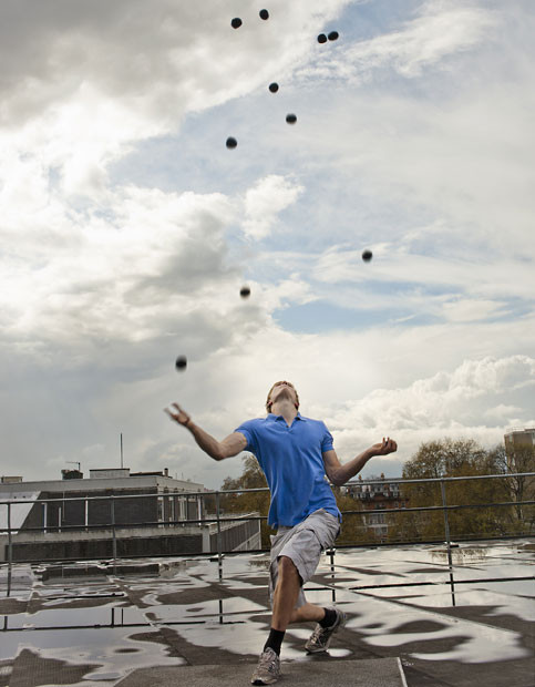 Самое большое количество шаров, которыми когда-либо жонглировал человек, – 11. Этот рекорд установил Алекс Баррон из Великобритании, который сумел поймать 11 шаров 23 раза подряд